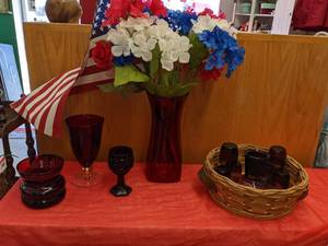 lot 145 image: Collectible Glassware