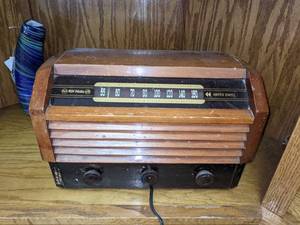 lot 148 image: 1947 RCA Victor Vacuum Tube Radio Model 56X3