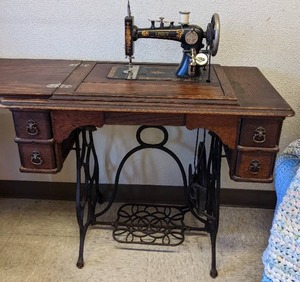 lot 36 image: Antique Favorite Brand Treadle Sewing Machine wCabinet