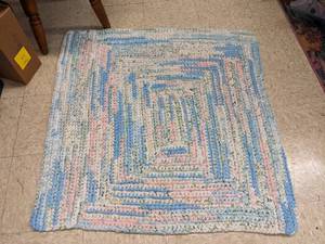 lot 43 image: Handmade Rug, 40 x 40