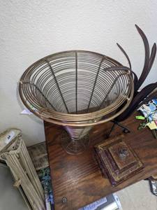 lot 90 image: Decorative Decor Items