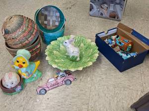 lot 150 image: Easter Decorations