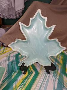 lot 81 image: 1950s Red Wing Oak Leaf Dish