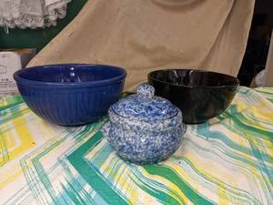 lot 72 image: Decorative Blue Bowls