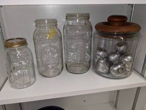 lot 75 image: Vintage Jars