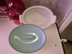 lot 30 image: Vintage Dru Holland Cast Iron Enamel Dutch Oven, Mint Green