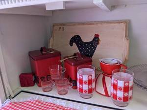 lot 27 image: Group of Charming Vintage Kitchen Items