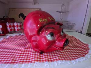 lot 29 image: 1962 Silvestri Brothers Large Red Chalkware Kay Tee Pig Bank