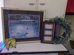 lot 56 image: Group of Coordinating Wall Decor