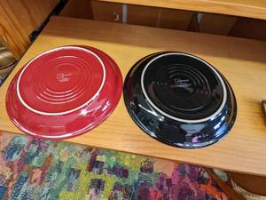 lot 418 image: Black and Red Mainstays Dinner Plates