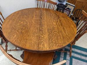 lot 631 image: Solid Wood Pedestal Dining Room Table, 4 Chairs