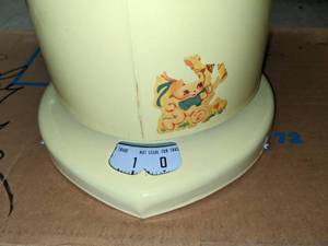 lot 663 image: Vintage Yellow Baby Scale in Original Box
