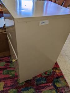lot 302 image: 2 Drawer Metal File Cabinet