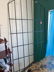 lot 135 image: Black Wrought Iron Metal Arch Trellis Display