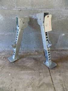 lot 16 image: 2- Camper stabilizers jacks
