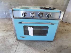 lot 20 image: RV gas stove with oven