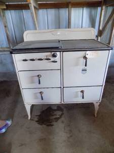 lot 22 image: Vintage Stove with Oven