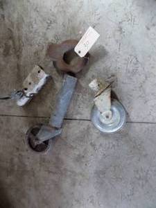 lot 30 image: Trailer parts - wheels, coupler, pintle hitch