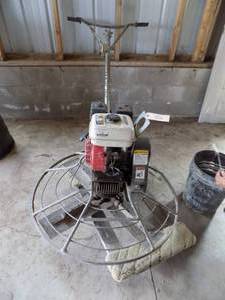 lot 33 image: Power trowel with Honda engine