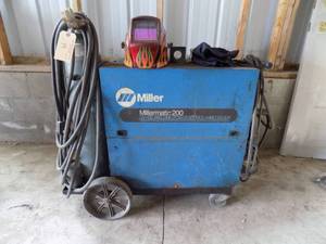 lot 34 image: Wire feed welder (helmet not included)