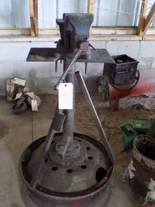 lot 40 image: 5 Vice with stand