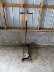 lot 42 image: Floor jack  1 12 ton