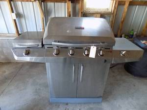 lot 62 image: LP Grill with tank and accessories