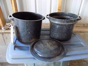 lot 71 image: Vintage blue porcelain canner pot
