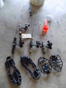 lot 73 image: A lot of ice fishing items