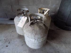 lot 89 image: 3- 20 pound LP tanks