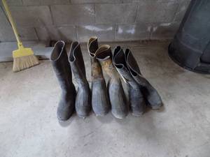 lot 104 image: Rubber boots