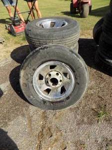 lot 124 image: Rims & Tires 15 Ford F150 factory rims with caps