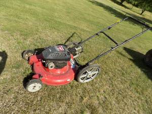 lot 125 image: Lawn Mower Self Propelled Yard machine 22