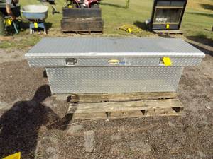 lot 128 image: Aluminum Truck Tool Box