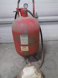 lot 188 image: Sandblaster with hood 20 gallon