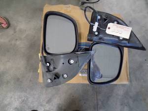 lot 222 image: 1999 Ford Super duty power Mirrors take off