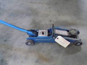 lot 229 image: 2 Ton Floor Jack