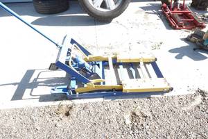 lot 25 image: floor jack