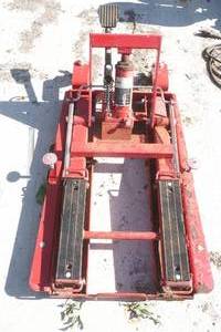 lot 27 image: floor jack