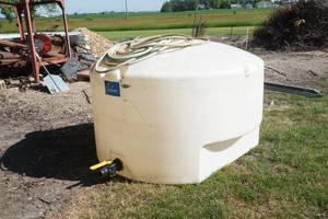 lot 33 image: poly tank