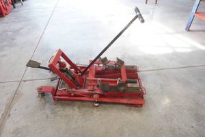 lot 80 image: floor jack
