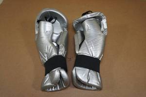 lot 198 image: Vintage Century Bullet Sparring Gloves
