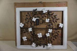 lot 7 image: Style Craft Decorative Floral Wall Hanging
