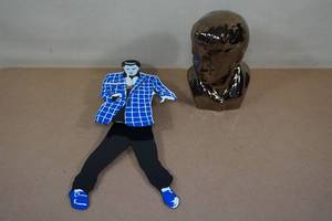 lot 95 image: Elvis Clock with Dancing Legs and 3D Bust