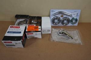 lot 130 image: Assorted Bathroom Hardware
