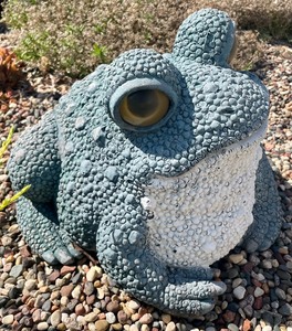 lot 24 image: Adorable Resin Frog