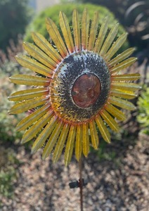 lot 18 image: Stunning Sunflower Metal Yard Art