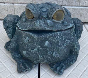 lot 31 image: Decorative Resin Frog