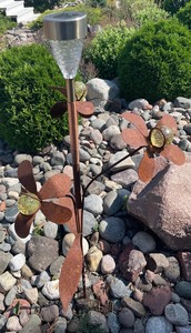 lot 25 image: Metal Flower Yard Art