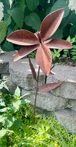 lot 41 image: Metal Flower Figurine Yard Decor
